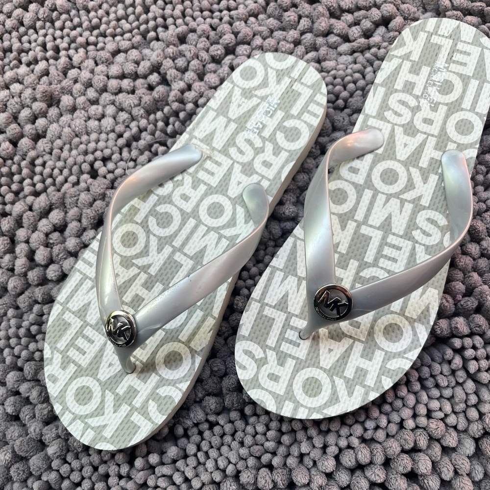 NEW Michael Kors Metallic Silver White Flip Flops Shoes sz 10